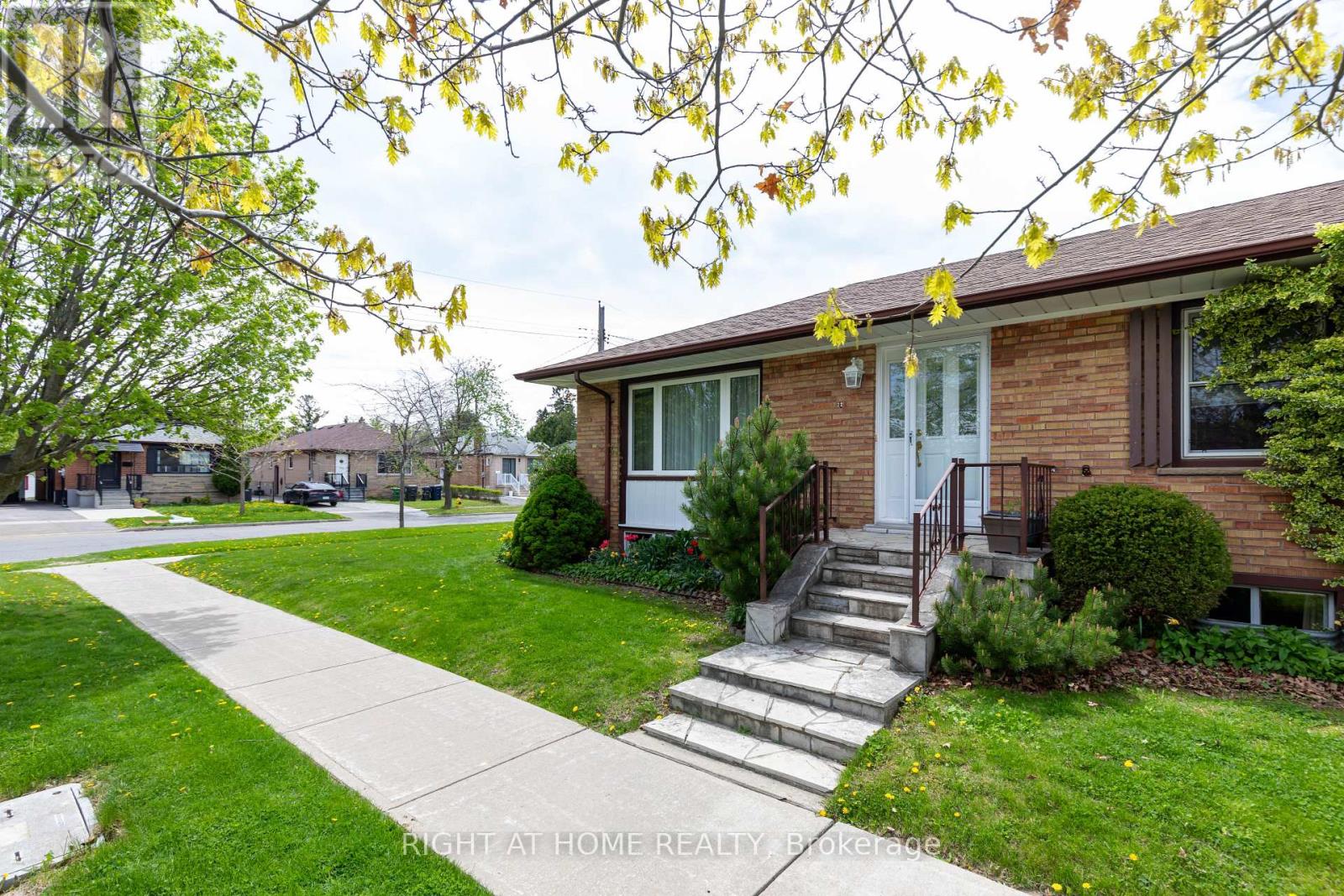 22 Flintridge Road, Toronto, Ontario  M1P 1C1 - Photo 5 - E12147796