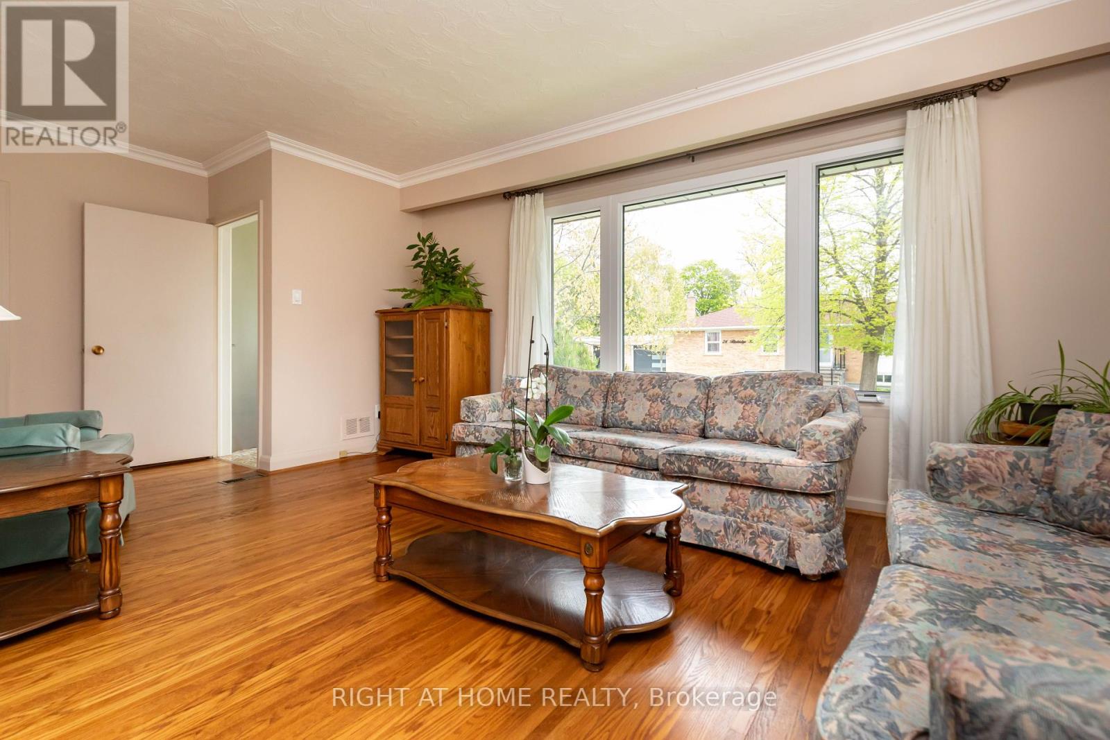 22 Flintridge Road, Toronto, Ontario  M1P 1C1 - Photo 9 - E12147796