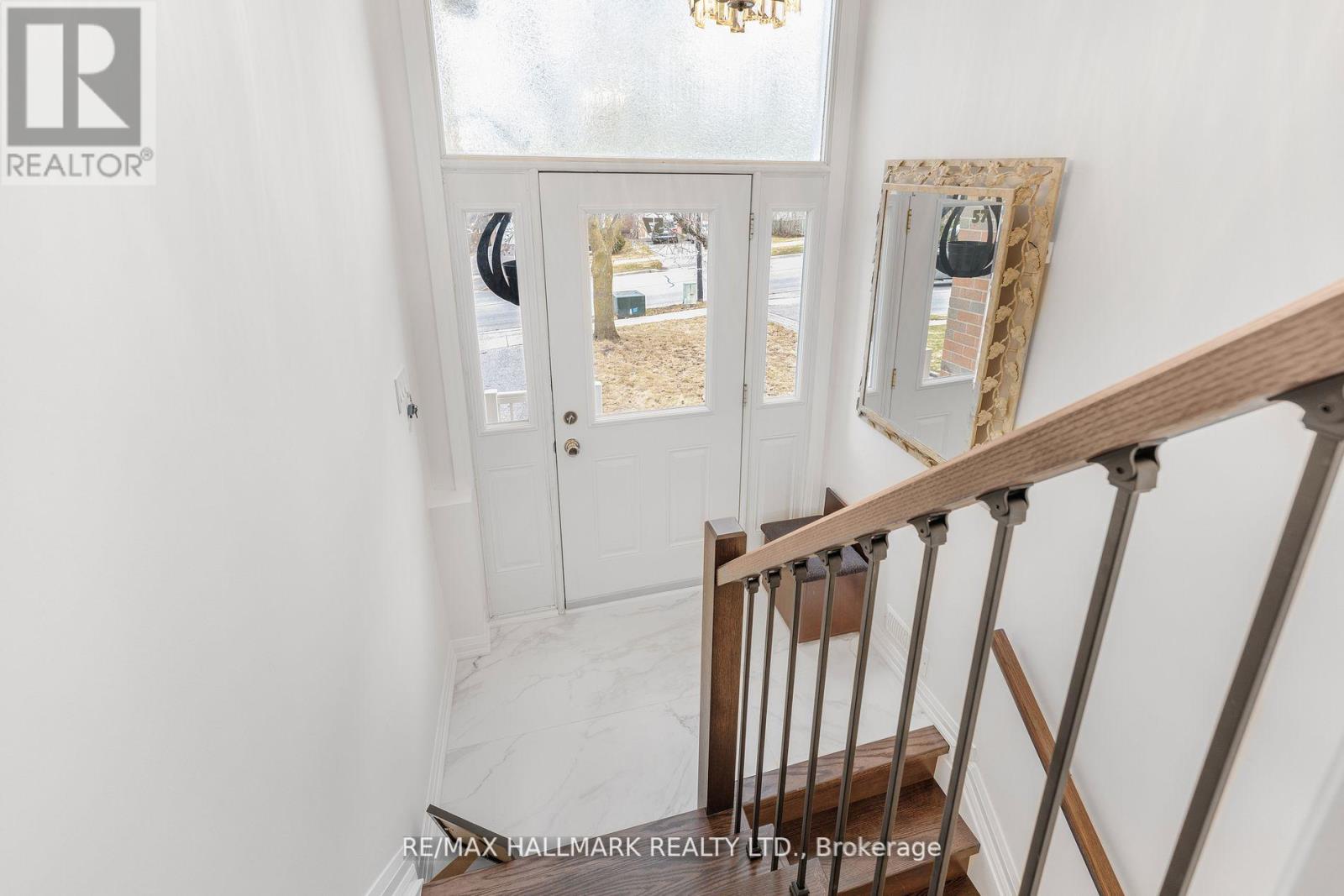 57 William Roe Boulevard, Newmarket, Ontario  L3Y 5E9 - Photo 3 - N12147830