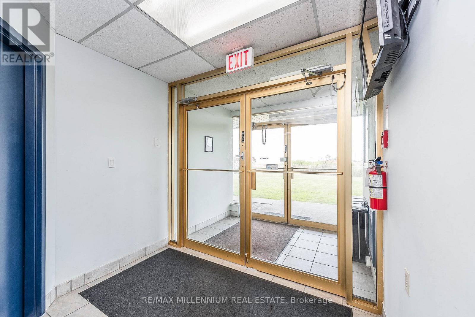 109 - 1300 Steeles Avenue, Brampton, Ontario  L6T 1A2 - Photo 4 - W12147815