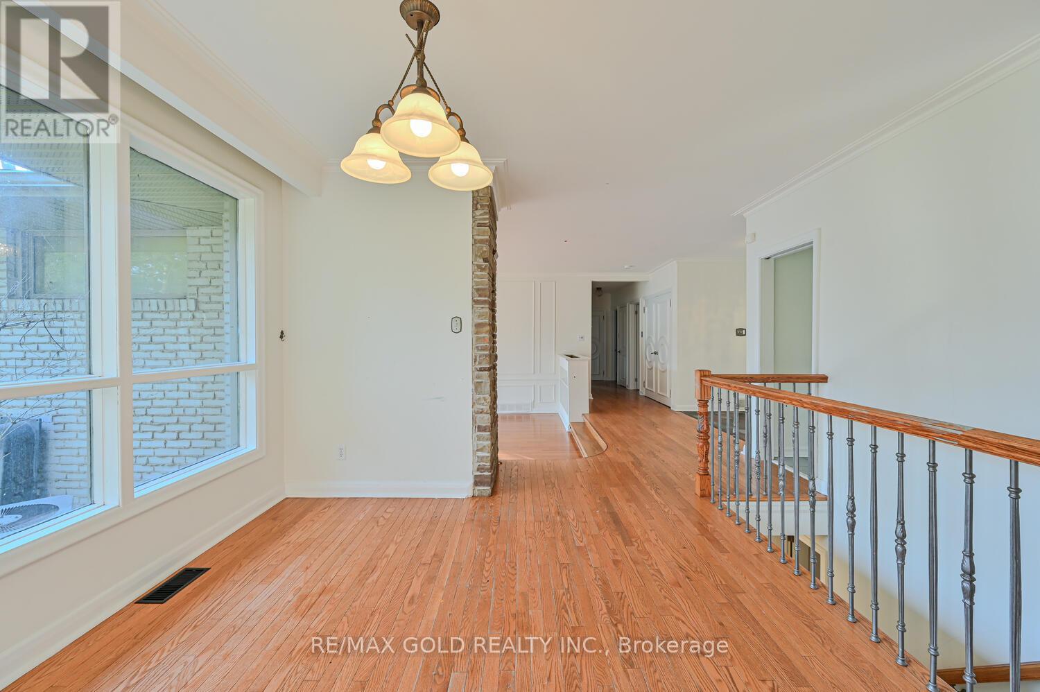1534 Randor Drive, Mississauga, Ontario  L5J 3C7 - Photo 11 - W12147857