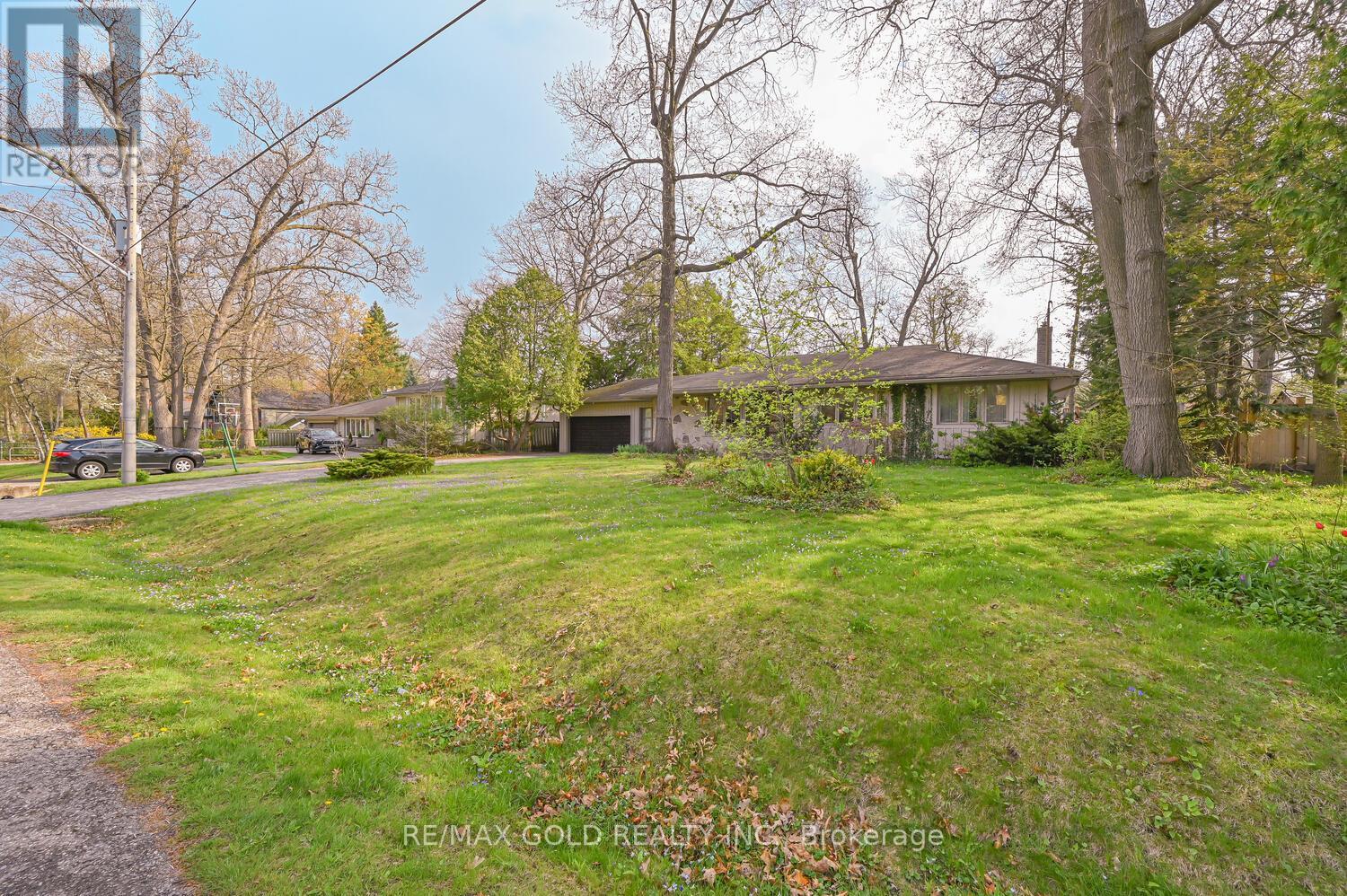 1534 Randor Drive, Mississauga, Ontario  L5J 3C7 - Photo 3 - W12147857