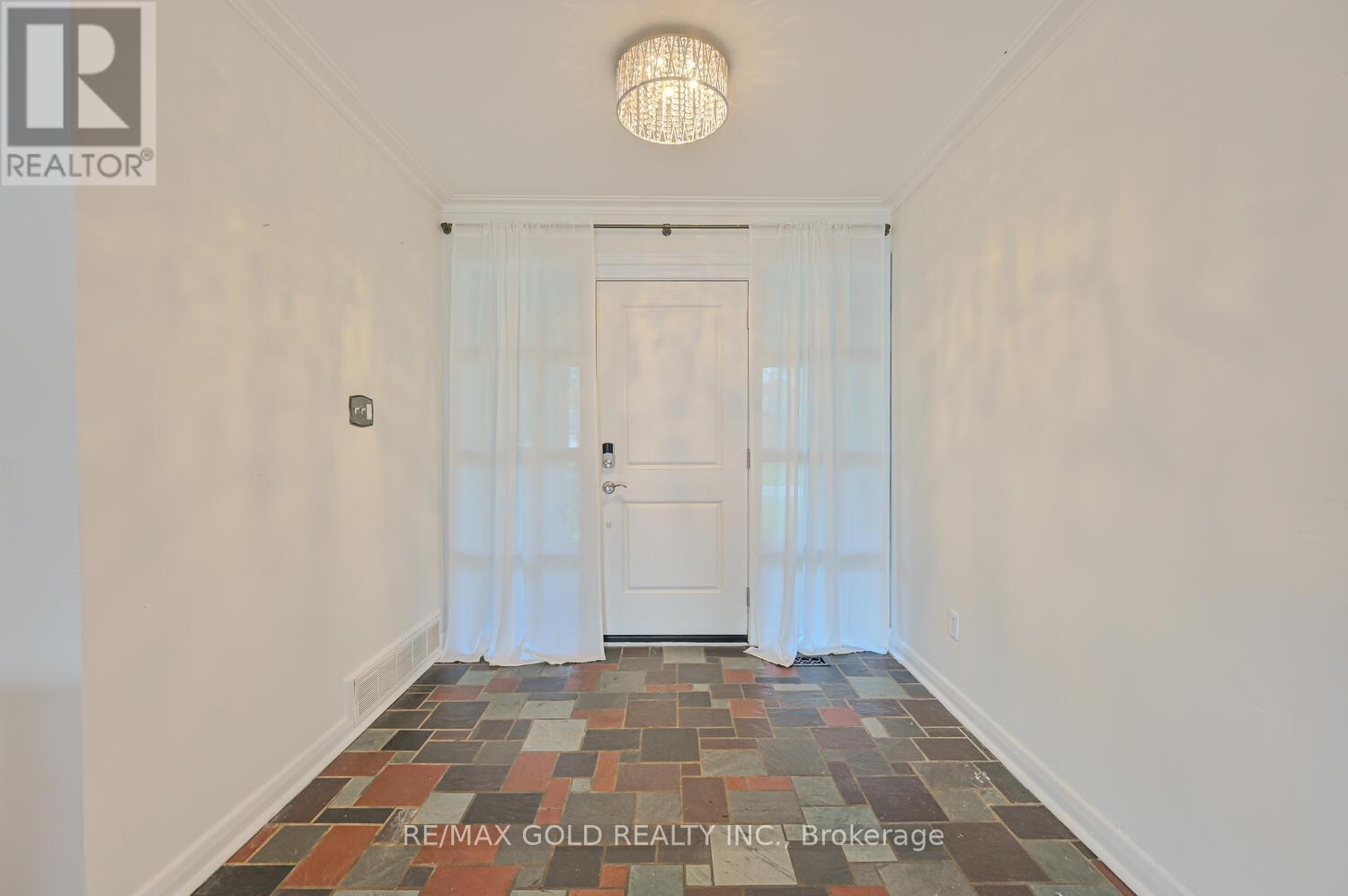 1534 Randor Drive, Mississauga, Ontario  L5J 3C7 - Photo 5 - W12147857