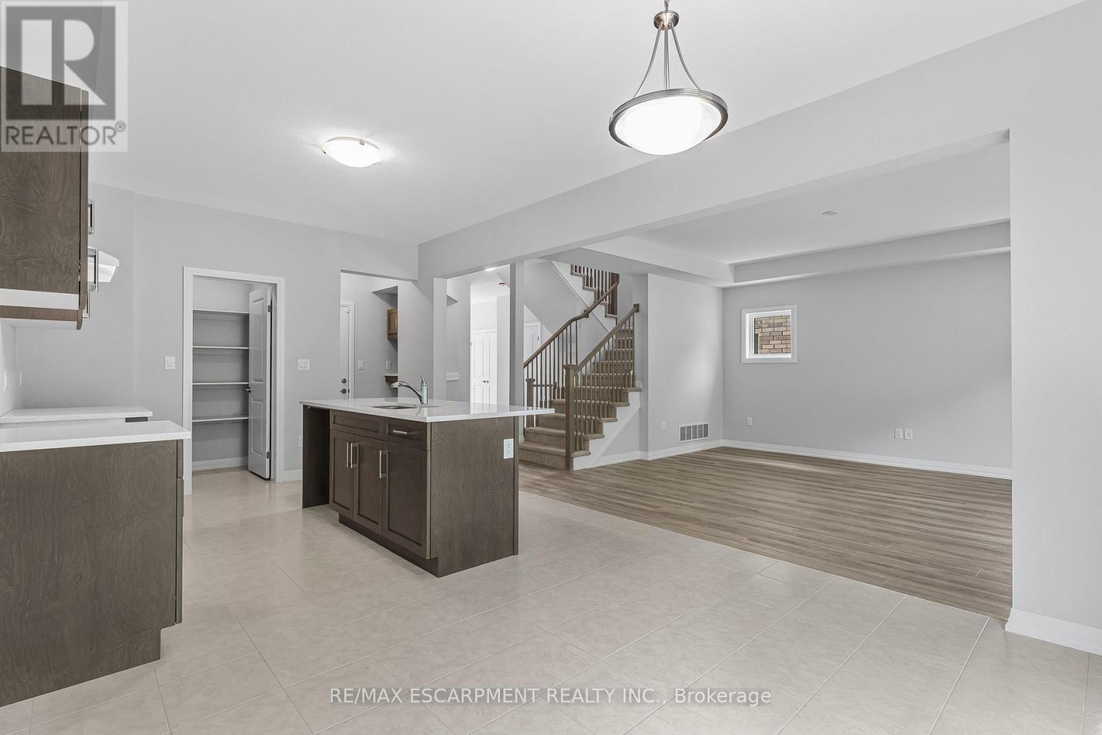 65 Willson Drive, Thorold, Ontario  L2V 0G7 - Photo 12 - X12147803