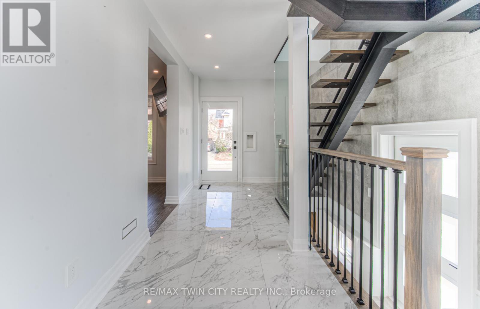 31 Dekay Street, Waterloo, Ontario  N2H 3T4 - Photo 10 - X12147836