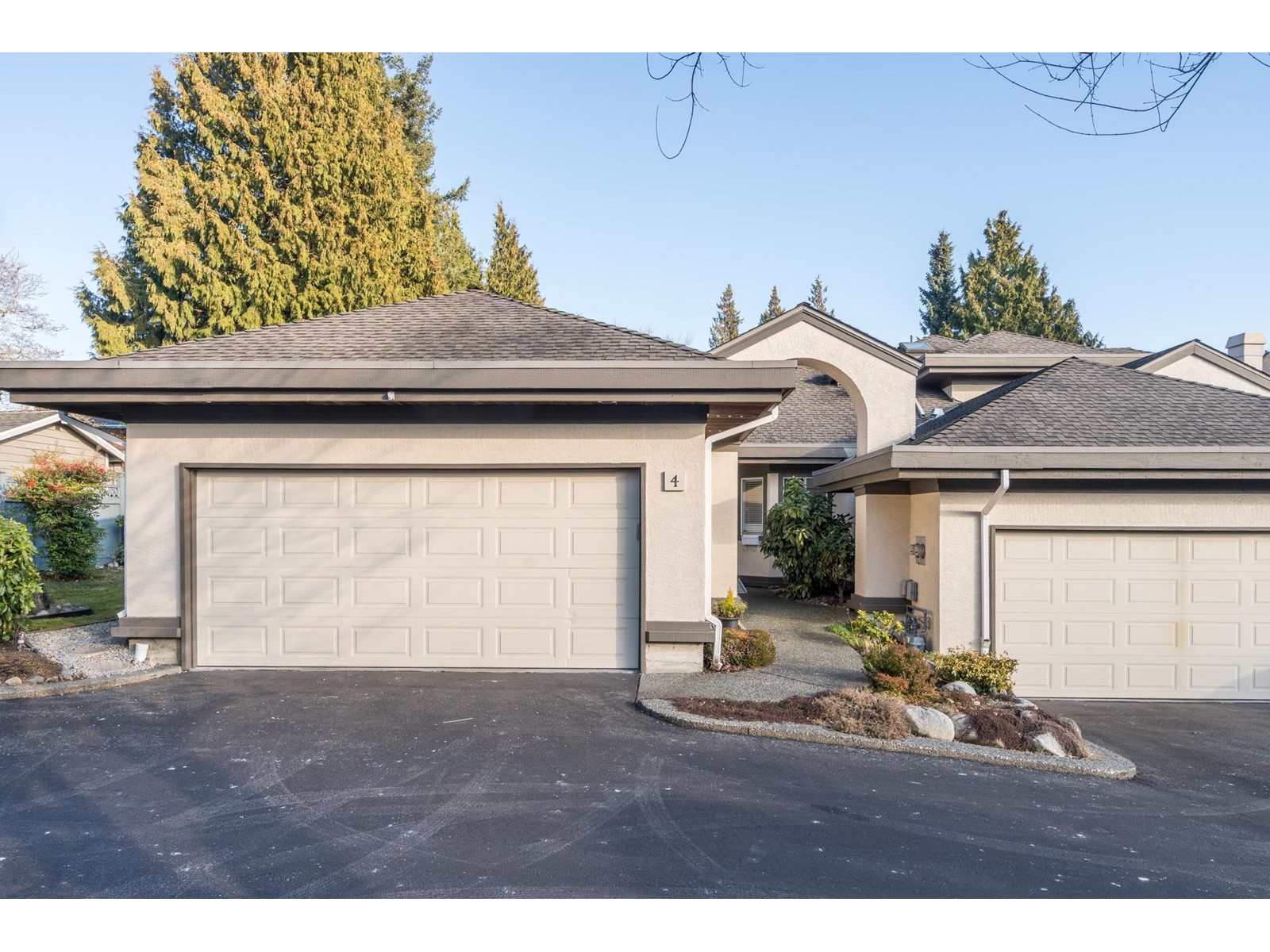 Property at 4 12981 17 AVENUE image 2
