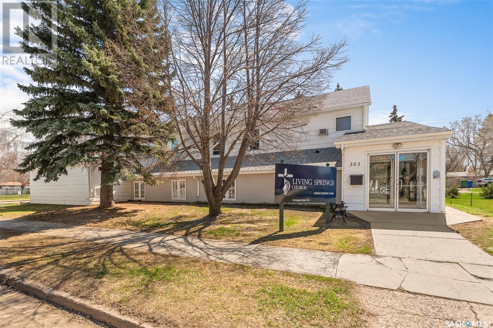 303 Coteau Street W, Moose Jaw, Saskatchewan  S6H 5C8 - Photo 1 - SK005777