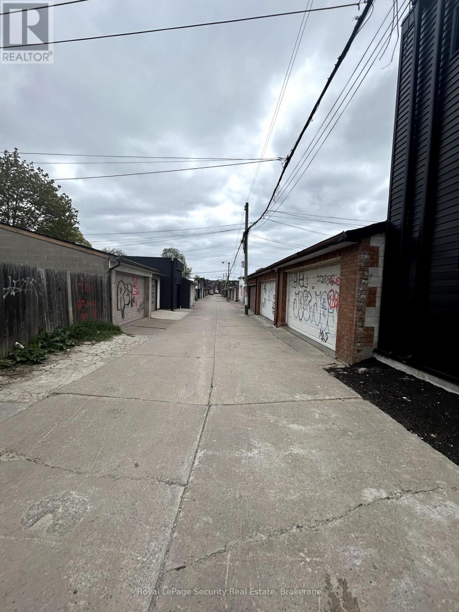 Laneway - 513 Ossington Street, Toronto, Ontario  M6G 3T3 - Photo 31 - C12147850