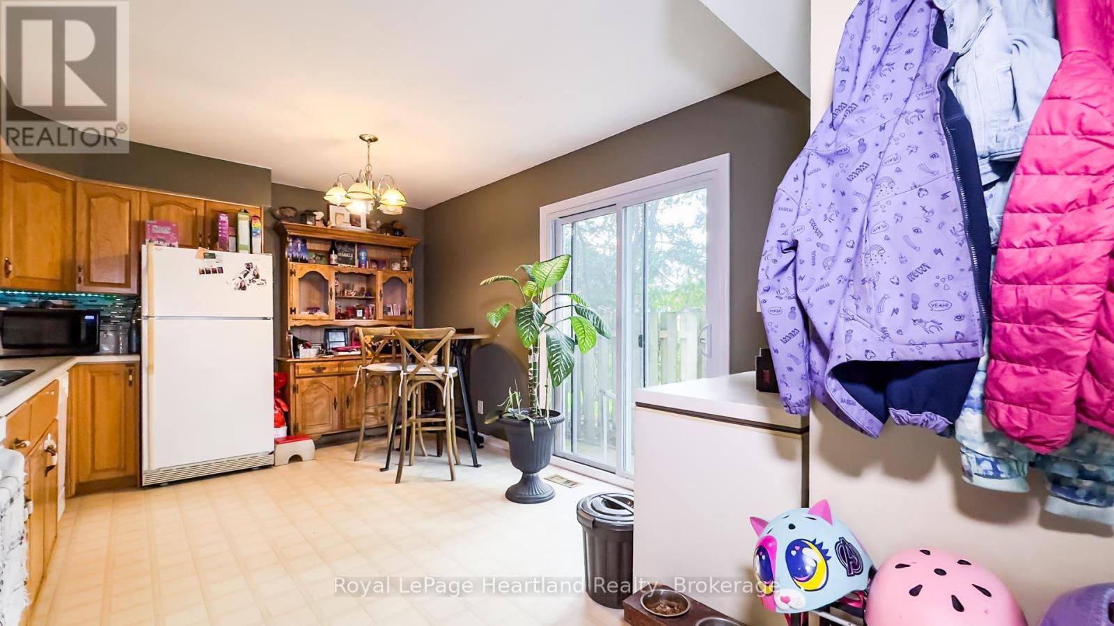49 Wellington Street W, South Huron, Ontario  N0M 1S2 - Photo 10 - X12148022