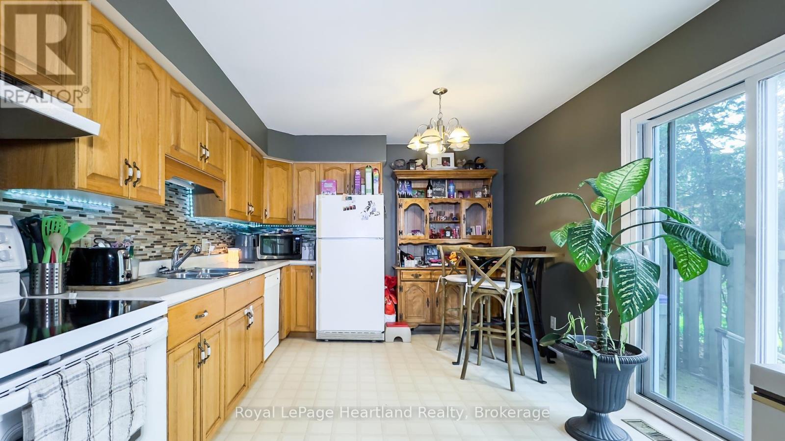 49 Wellington Street W, South Huron, Ontario  N0M 1S2 - Photo 11 - X12148022