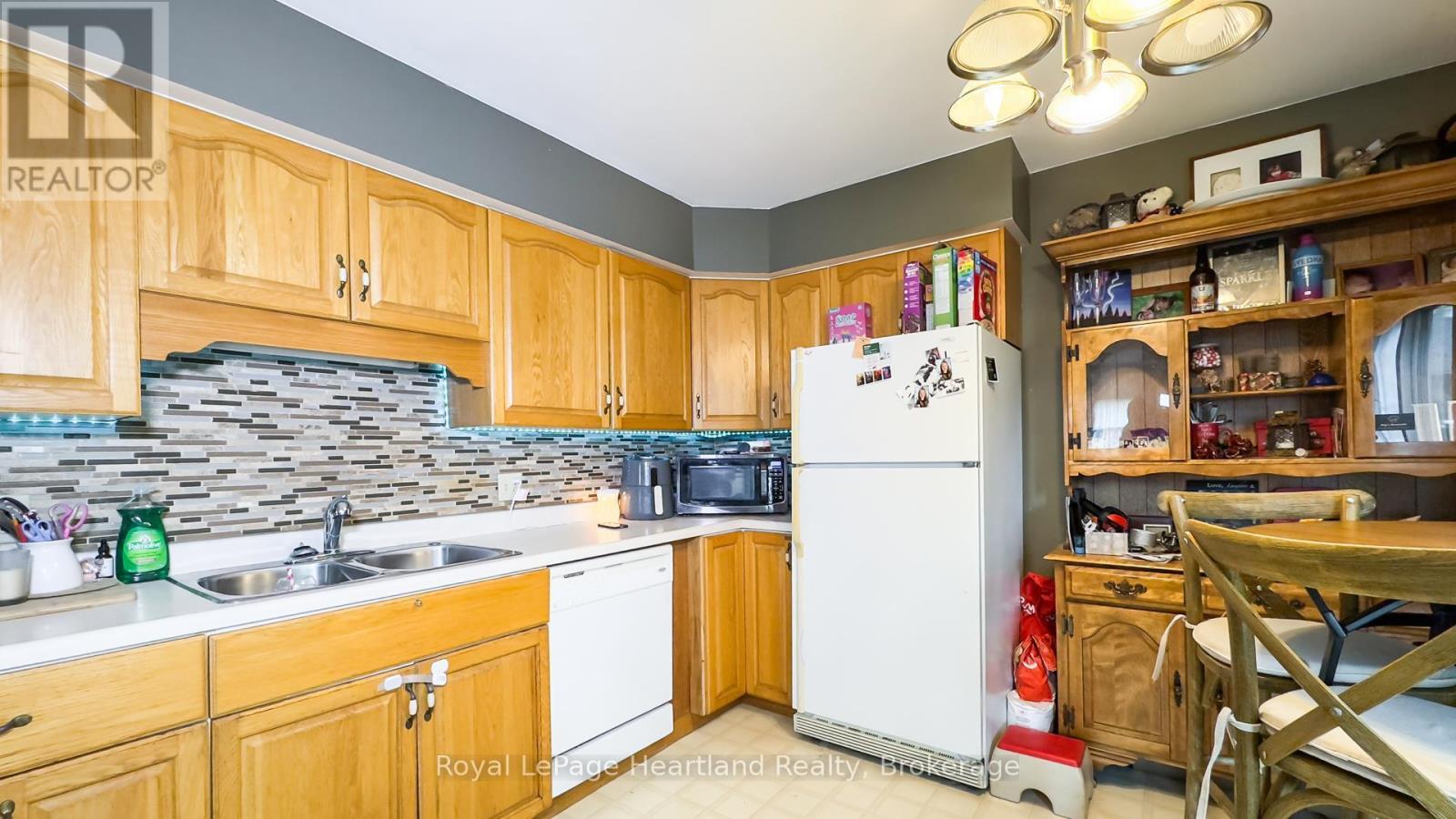 49 Wellington Street W, South Huron, Ontario  N0M 1S2 - Photo 12 - X12148022
