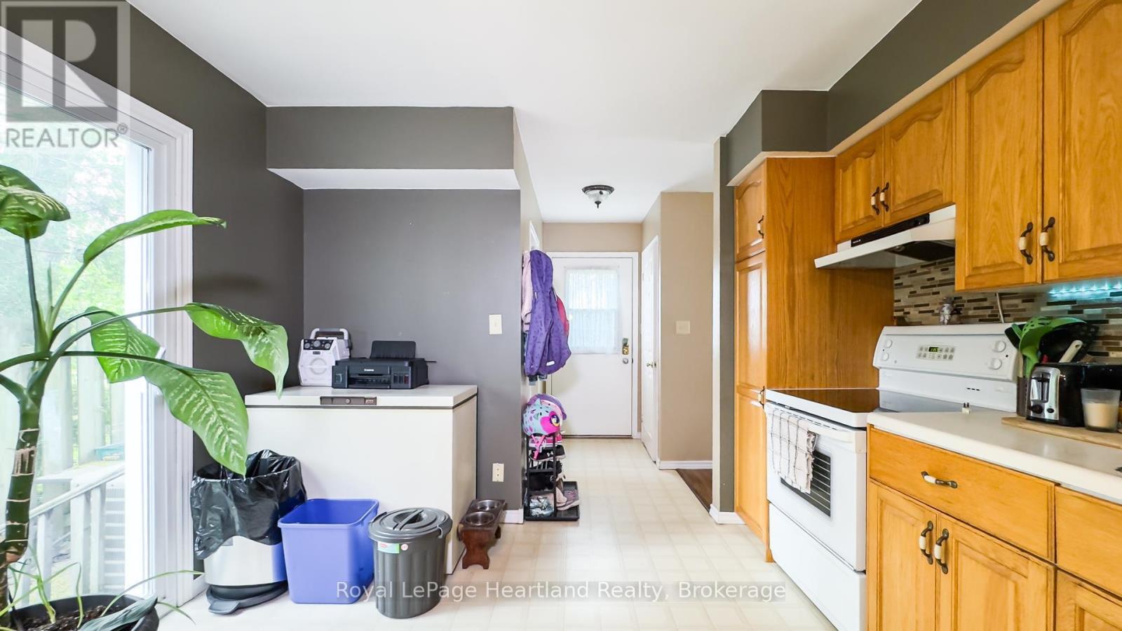 49 Wellington Street W, South Huron, Ontario  N0M 1S2 - Photo 15 - X12148022