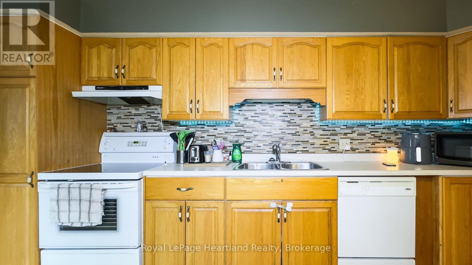 49 Wellington Street W, South Huron, Ontario  N0M 1S2 - Photo 16 - X12148022