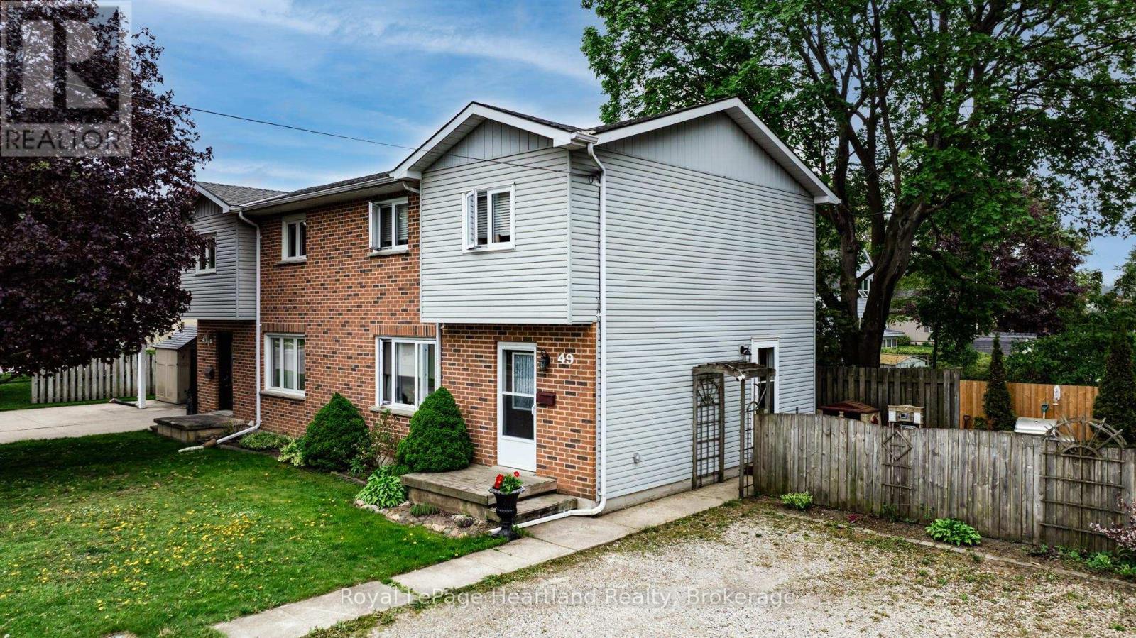 49 Wellington Street W, South Huron, Ontario  N0M 1S2 - Photo 2 - X12148022