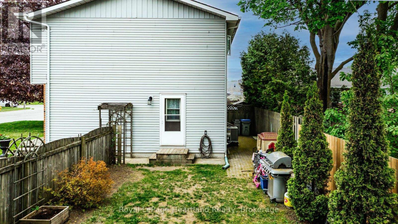 49 Wellington Street W, South Huron, Ontario  N0M 1S2 - Photo 30 - X12148022