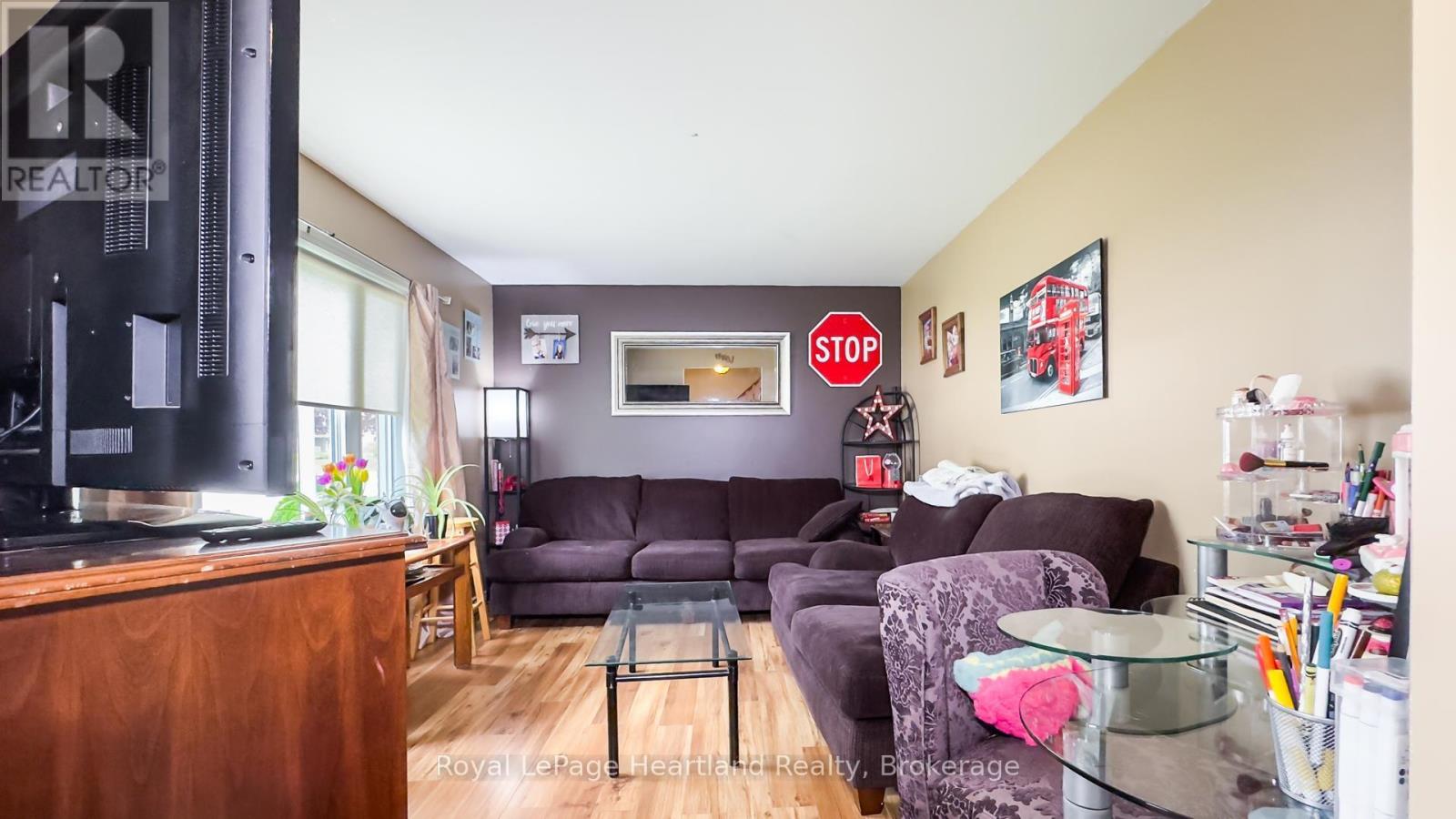 49 Wellington Street W, South Huron, Ontario  N0M 1S2 - Photo 5 - X12148022