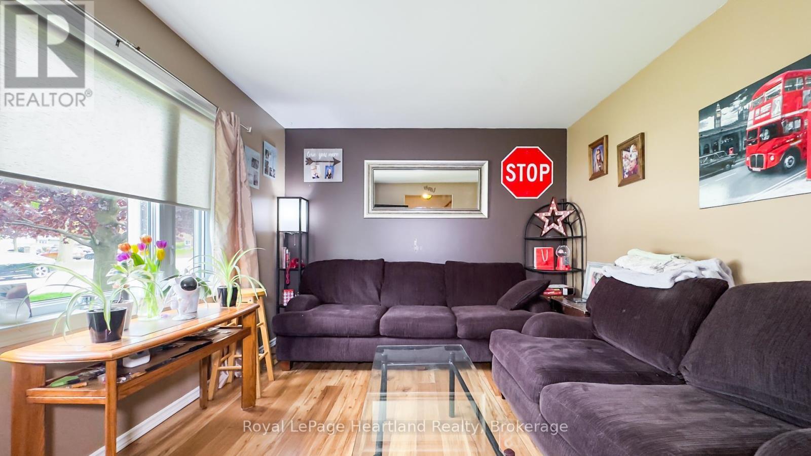 49 Wellington Street W, South Huron, Ontario  N0M 1S2 - Photo 6 - X12148022