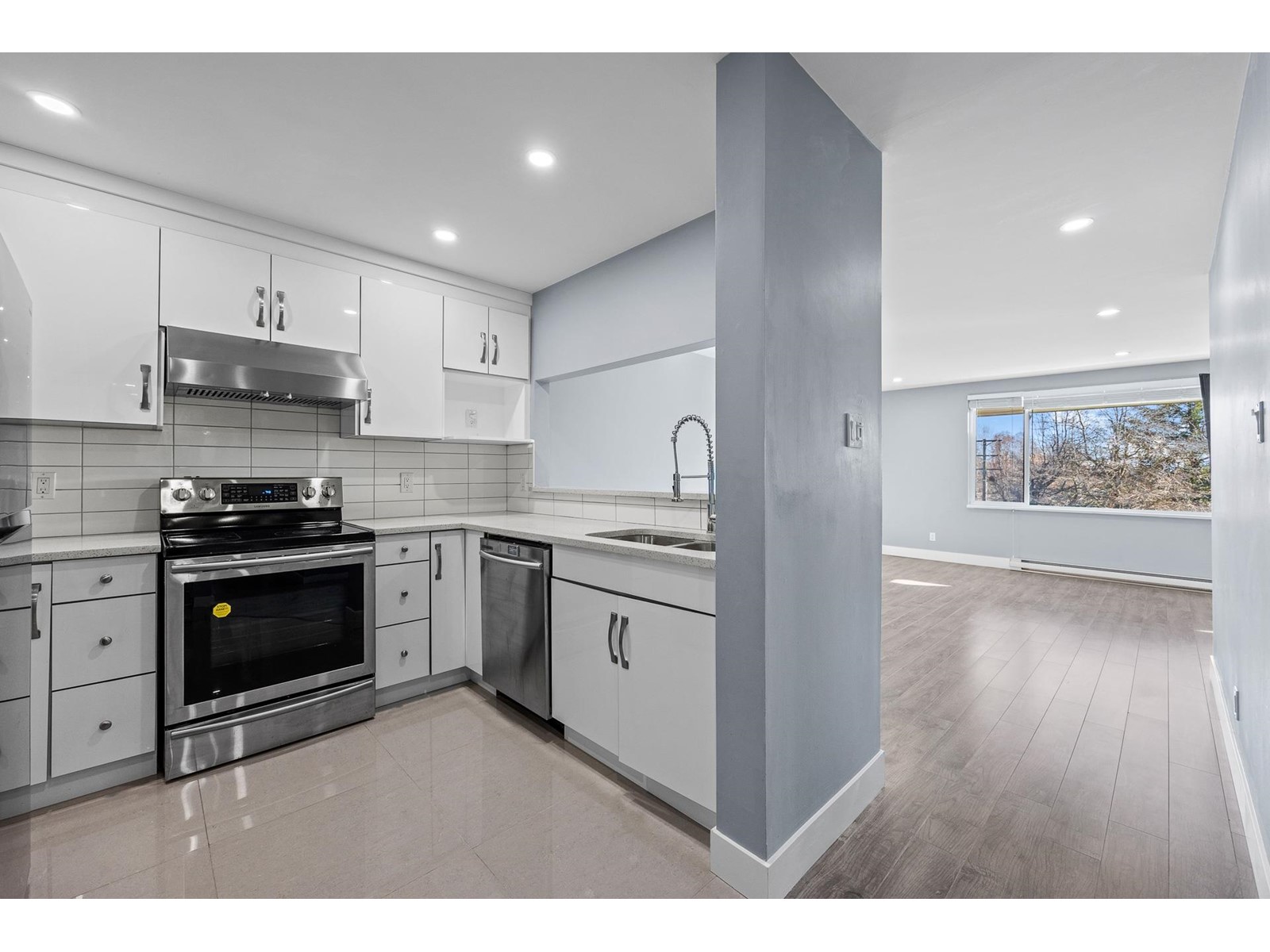311 15272 19 Avenue, Surrey, British Columbia  V4A 1X6 - Photo 2 - R2975765