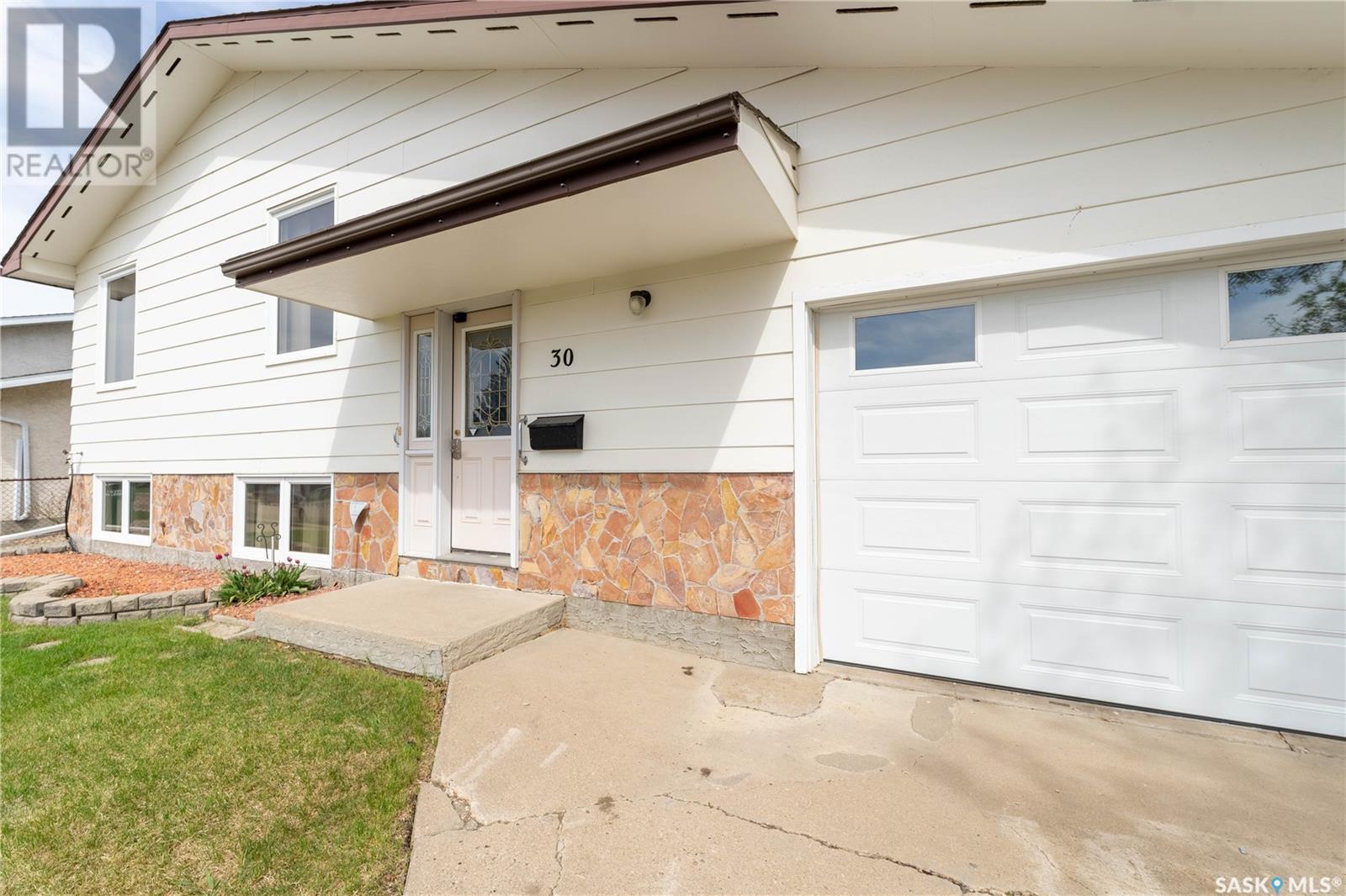Property at 30 Daisy CRESCENT image 2