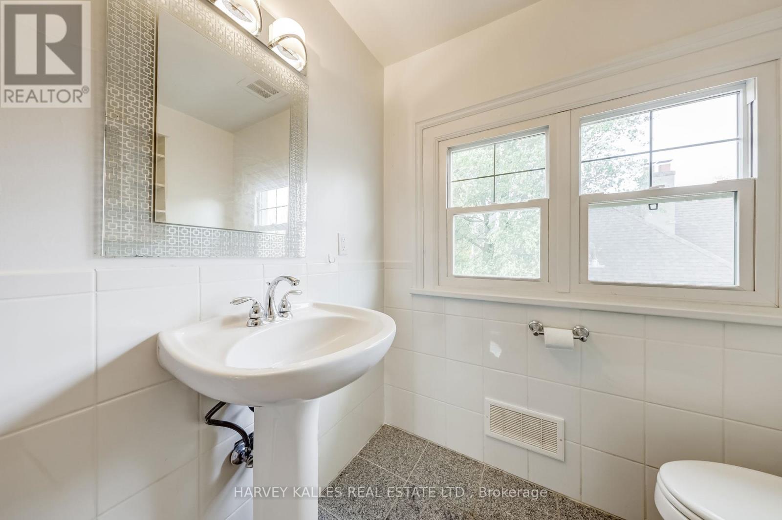 Upper#3 - 1200 Avenue Road, Toronto, Ontario  M5N 2G1 - Photo 28 - C12148117