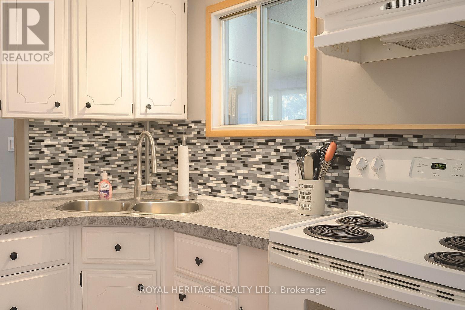 19 Park Street, Kawartha Lakes (Fenelon), Ontario  K9V 4R1 - Photo 10 - X12148165