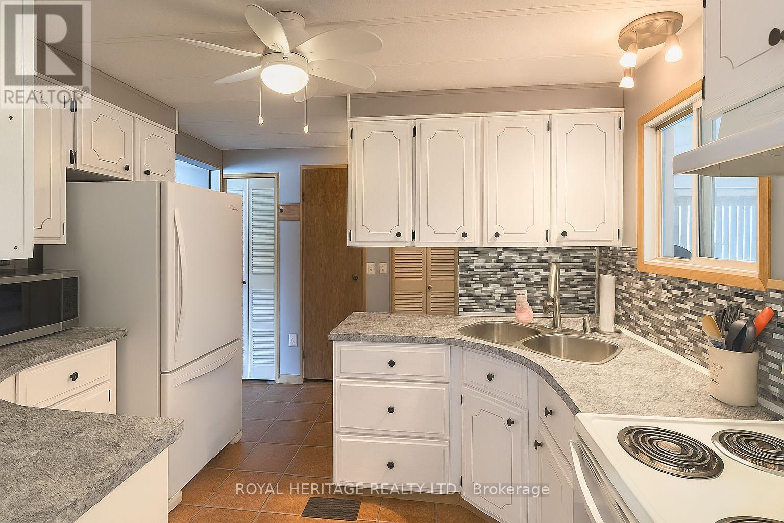 19 Park Street, Kawartha Lakes (Fenelon), Ontario  K9V 4R1 - Photo 9 - X12148165