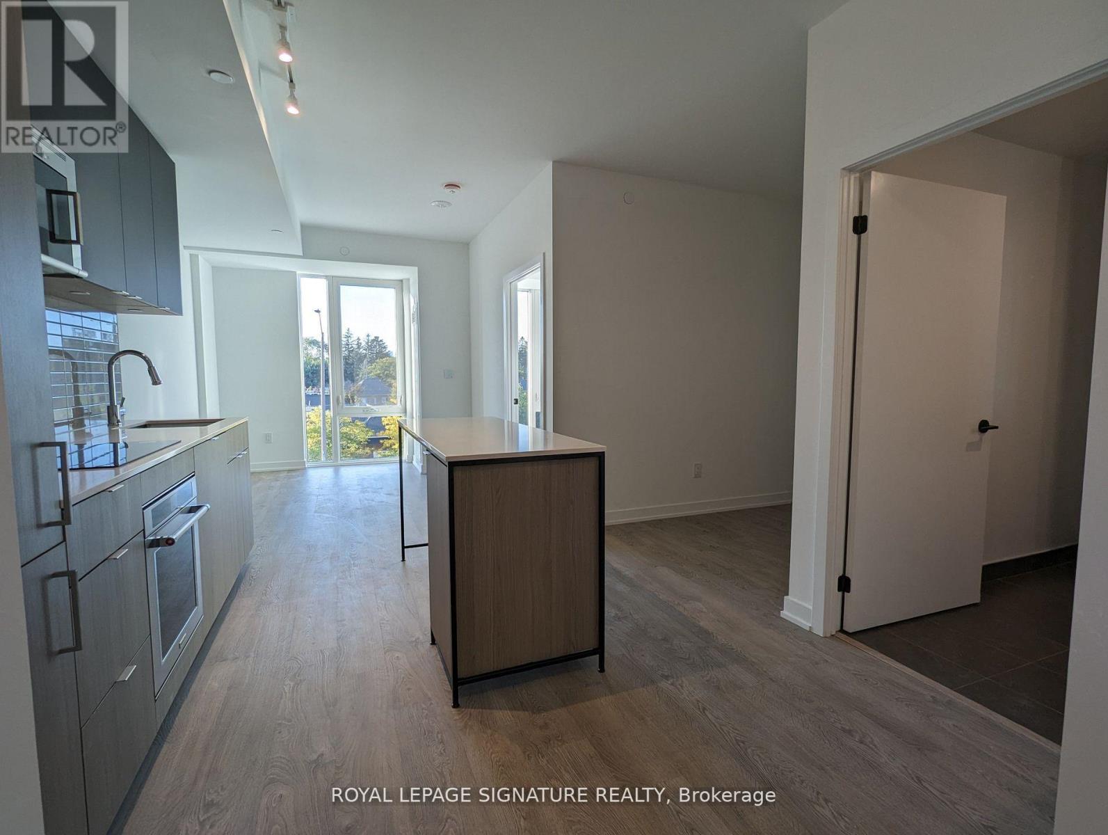 334 - 215 Lakeshore Road W, Mississauga, Ontario  L5H 0A7 - Photo 3 - W12147948