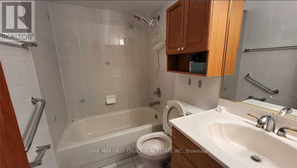 10 Torada Court, Brampton, Ontario  L5A 1H6 - Photo 7 - W12147967