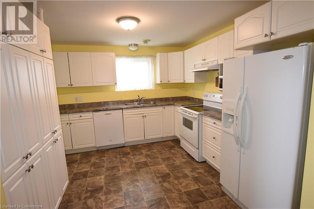 3 Elgin Street S, Thorold, Ontario  L2V 3B3 - Photo 2 - 40728325