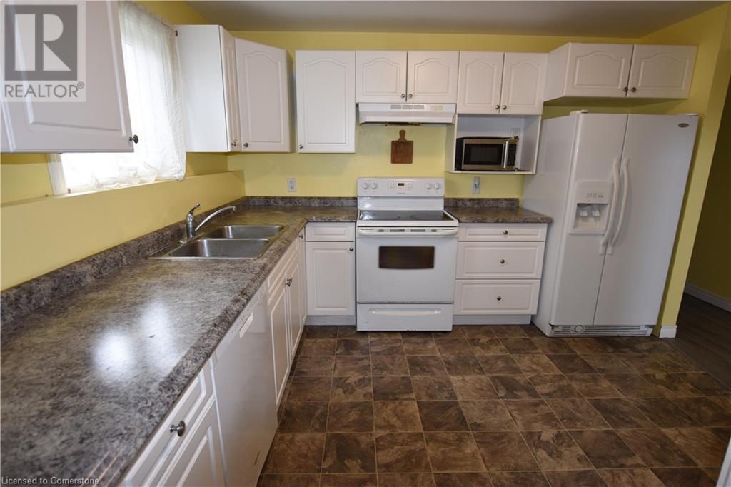 3 Elgin Street S, Thorold, Ontario  L2V 3B3 - Photo 3 - 40728325