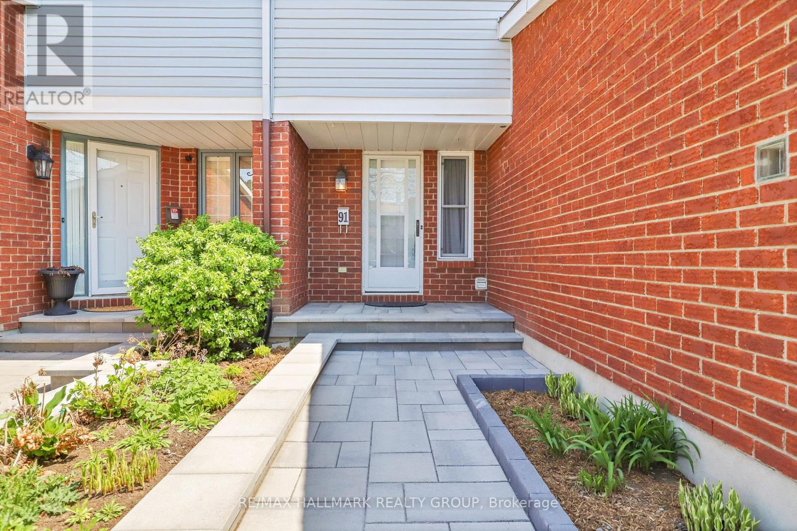 91 Langstrom Crescent, Ottawa, Ontario  K1G 5J6 - Photo 2 - X12148153