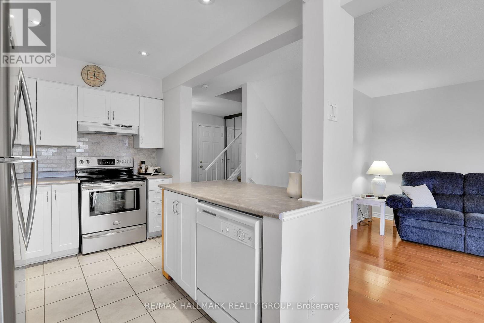 Property at 91 LANGSTROM CRESCENT image 5