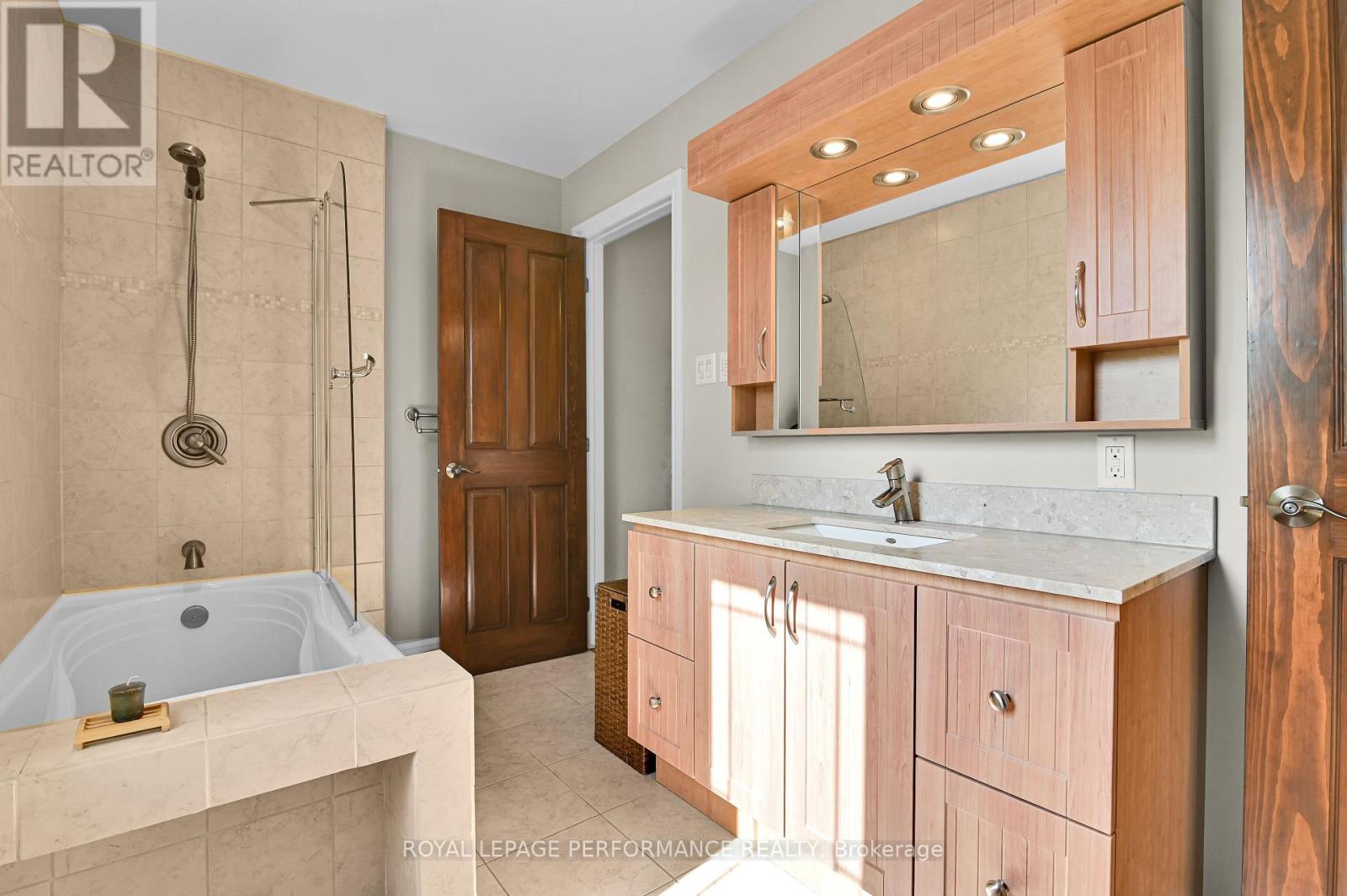 2030 Vincent Street, Ottawa, Ontario  K1G 2M9 - Photo 21 - X12148191