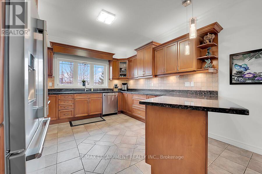 338 Central Avenue, Grimsby, Ontario  L3M 4W7 - Photo 8 - X12147900