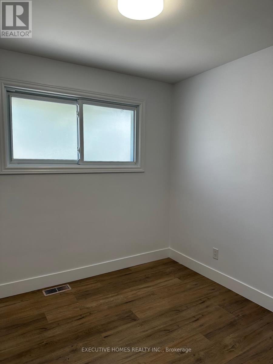 18 Silverdale Crescent, London South (South T), Ontario  N5Z 4A4 - Photo 3 - X12147965