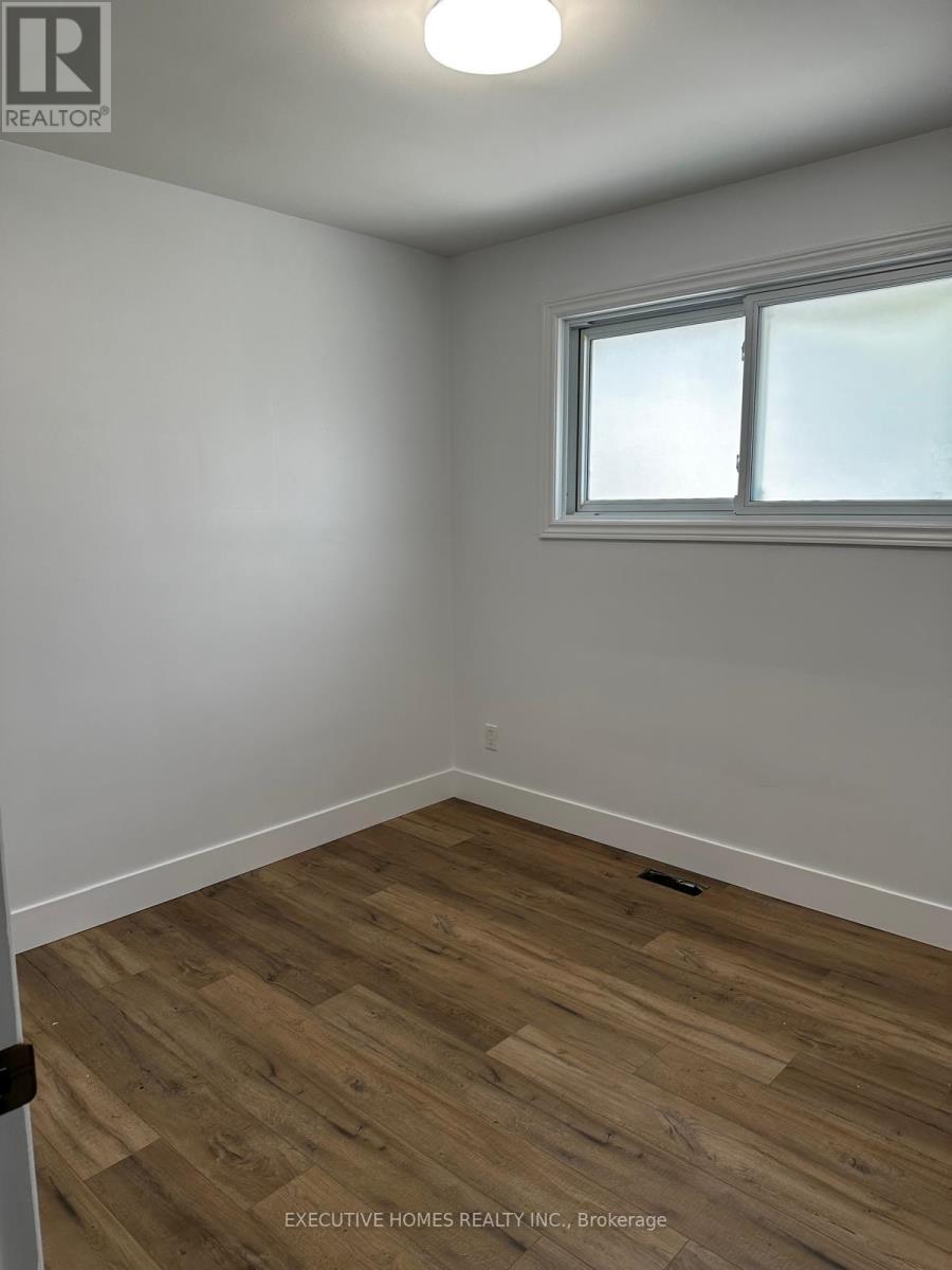 18 Silverdale Crescent, London South (South T), Ontario  N5Z 4A4 - Photo 4 - X12147965