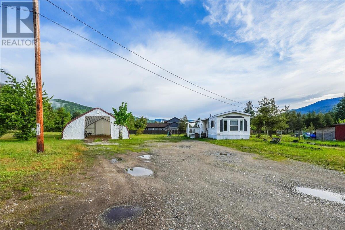 996 WATERLOO Road, Ootischenia, British Columbia