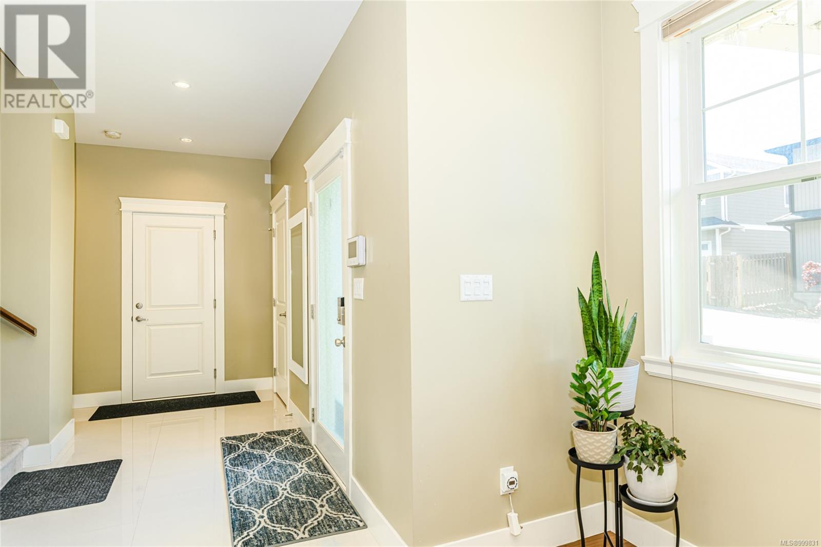 Property at 927 Tayberry Terr image 3
