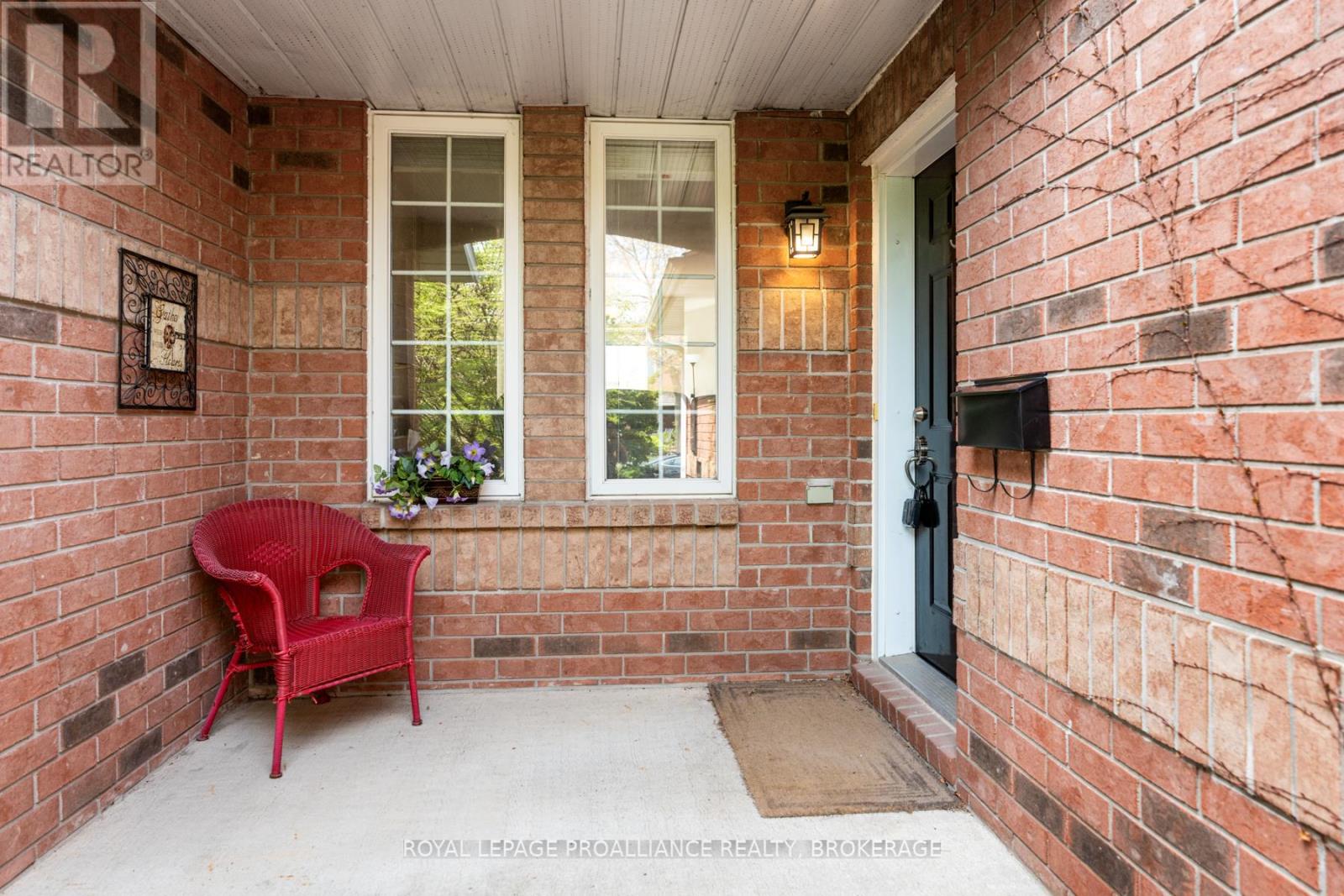 557 Quail Court, Kingston, Ontario  K7M 8Z4 - Photo 4 - X12148316