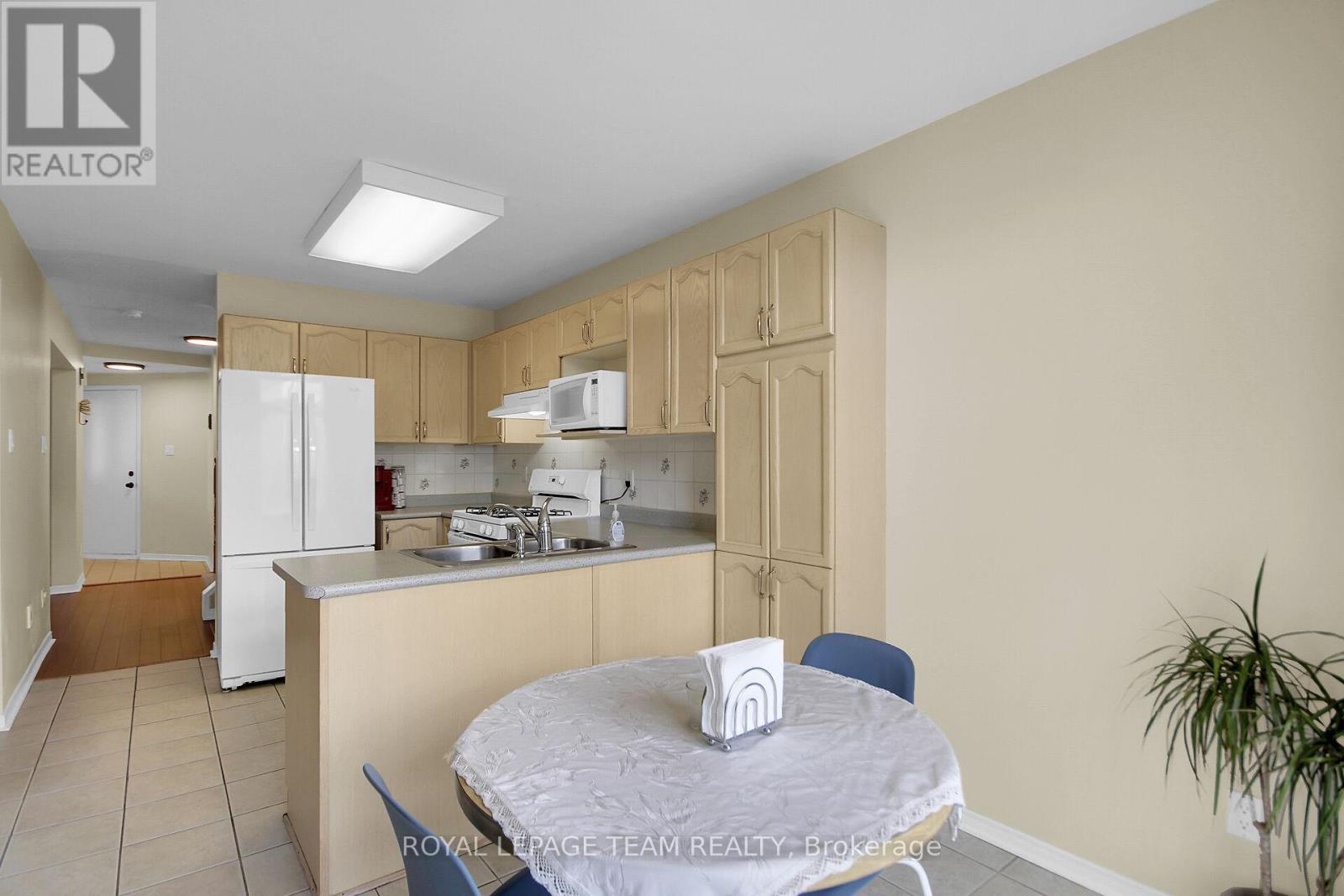 102 Longshire Circle, Ottawa, Ontario  K2J 4K8 - Photo 3 - X12148310
