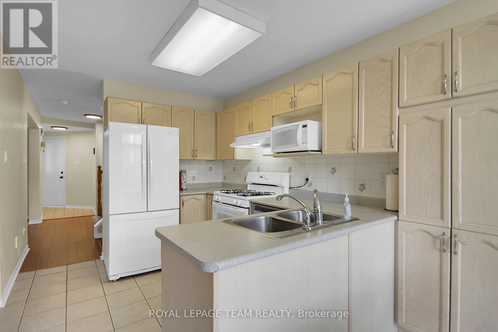 102 Longshire Circle, Ottawa, Ontario  K2J 4K8 - Photo 4 - X12148310