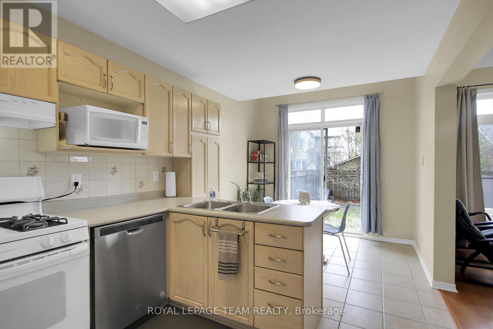 102 Longshire Circle, Ottawa, Ontario  K2J 4K8 - Photo 6 - X12148310