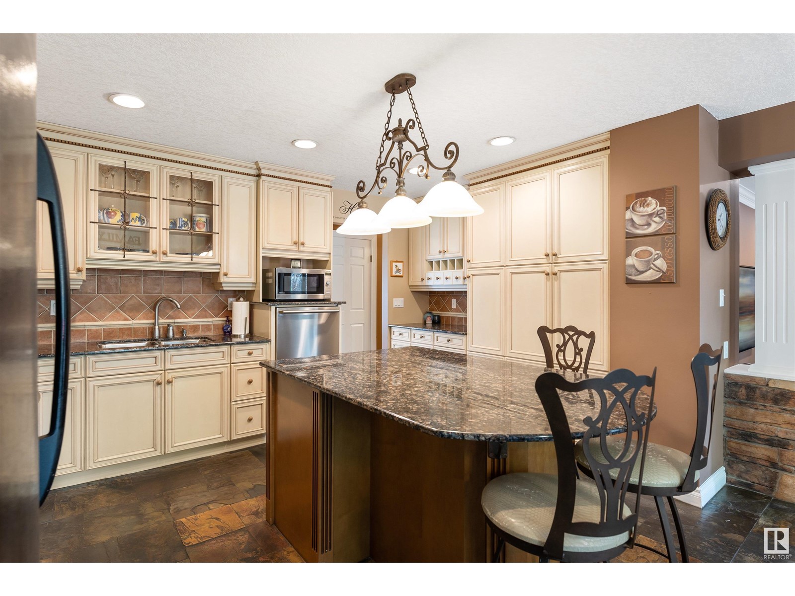 Property at 4 GREEN LEES PL image 2