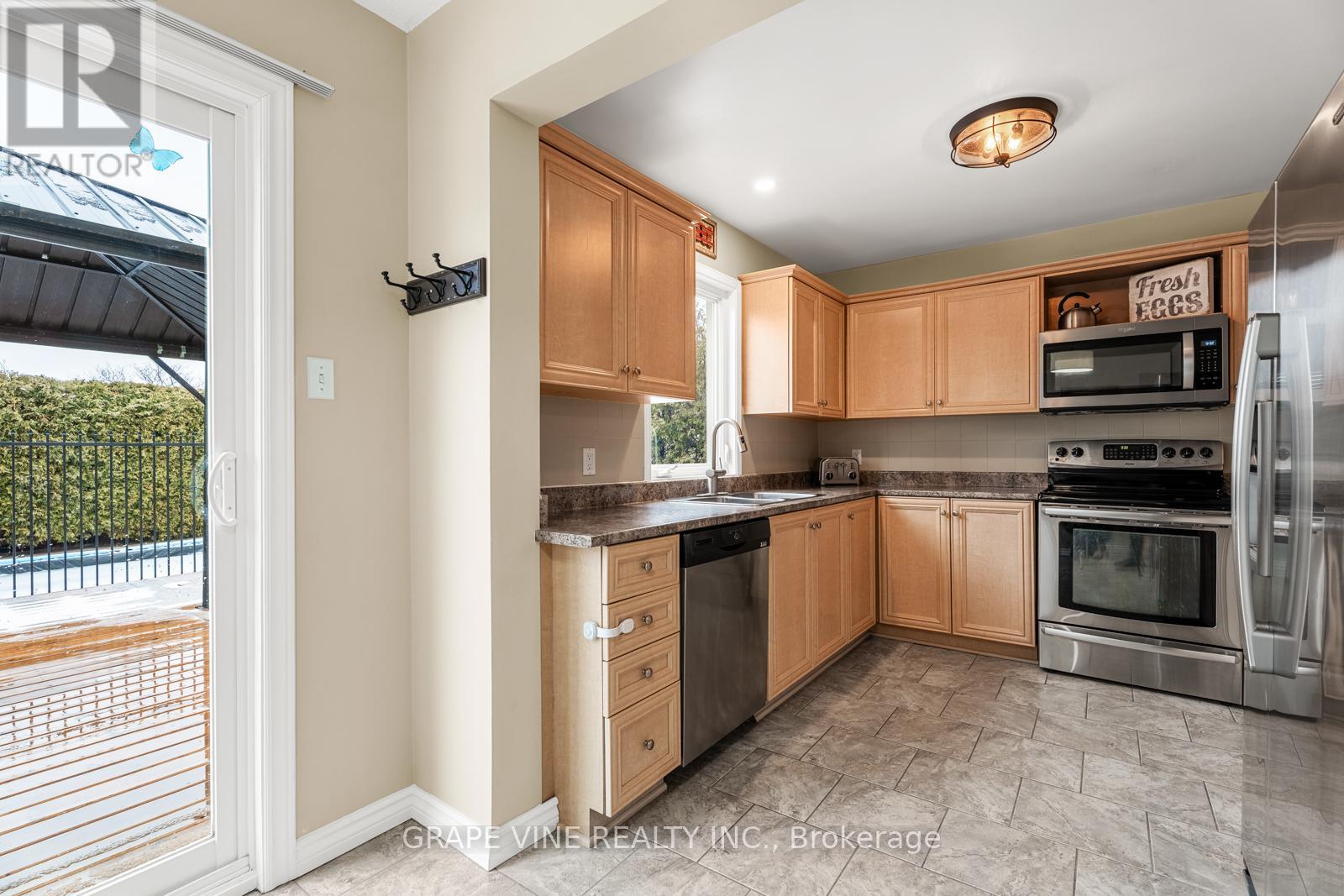 1651 Westport Crescent, Ottawa, Ontario  K1C 6C4 - Photo 10 - X12063842