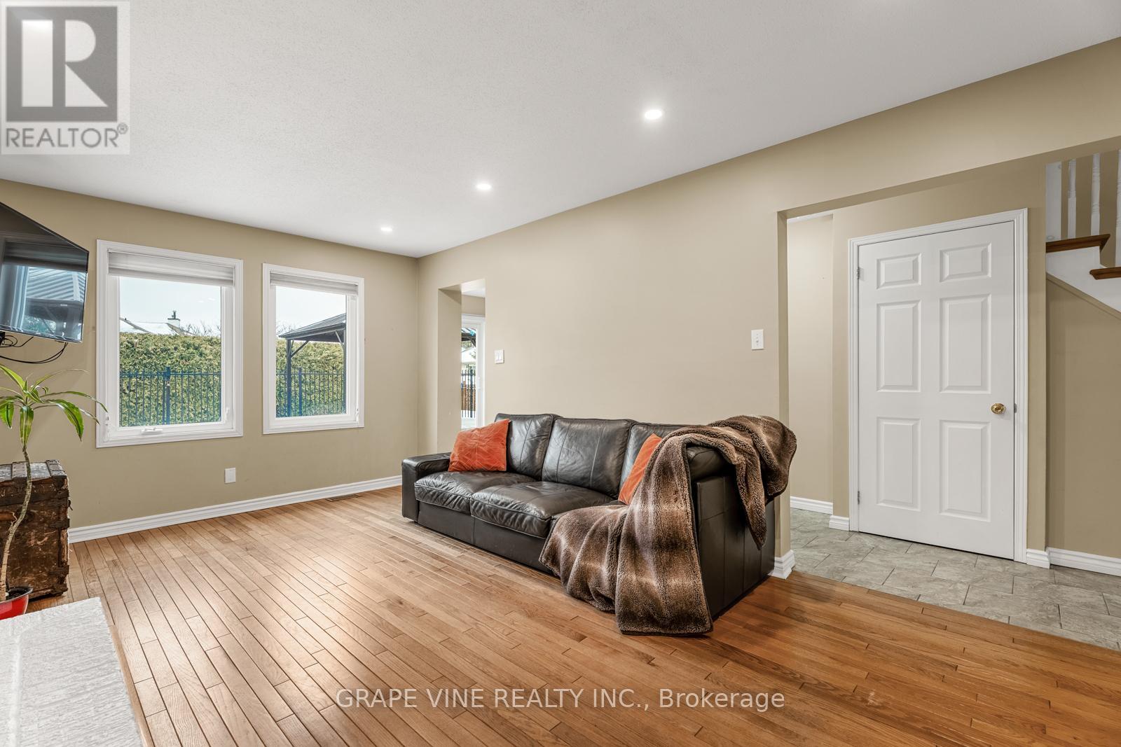 1651 Westport Crescent, Ottawa, Ontario  K1C 6C4 - Photo 7 - X12063842