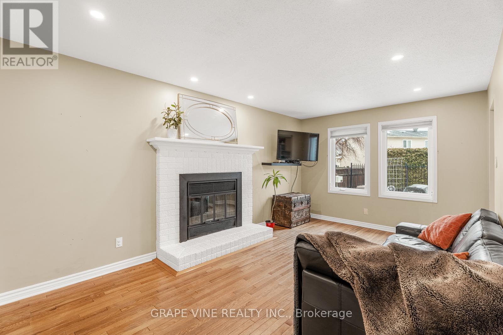1651 Westport Crescent, Ottawa, Ontario  K1C 6C4 - Photo 6 - X12063842