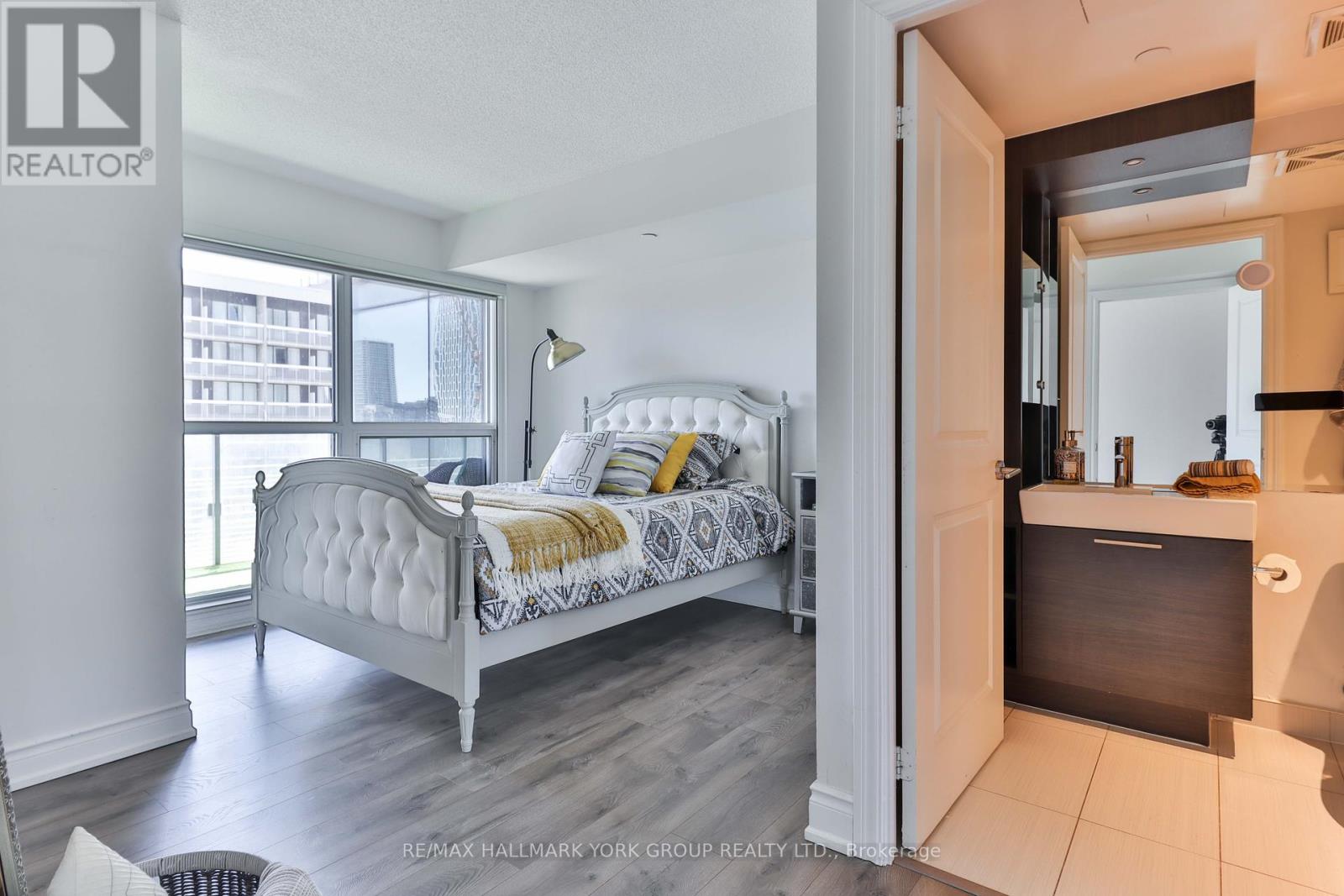 1607 - 386 Yonge Street, Toronto, Ontario  M5B 0A5 - Photo 11 - C12148215