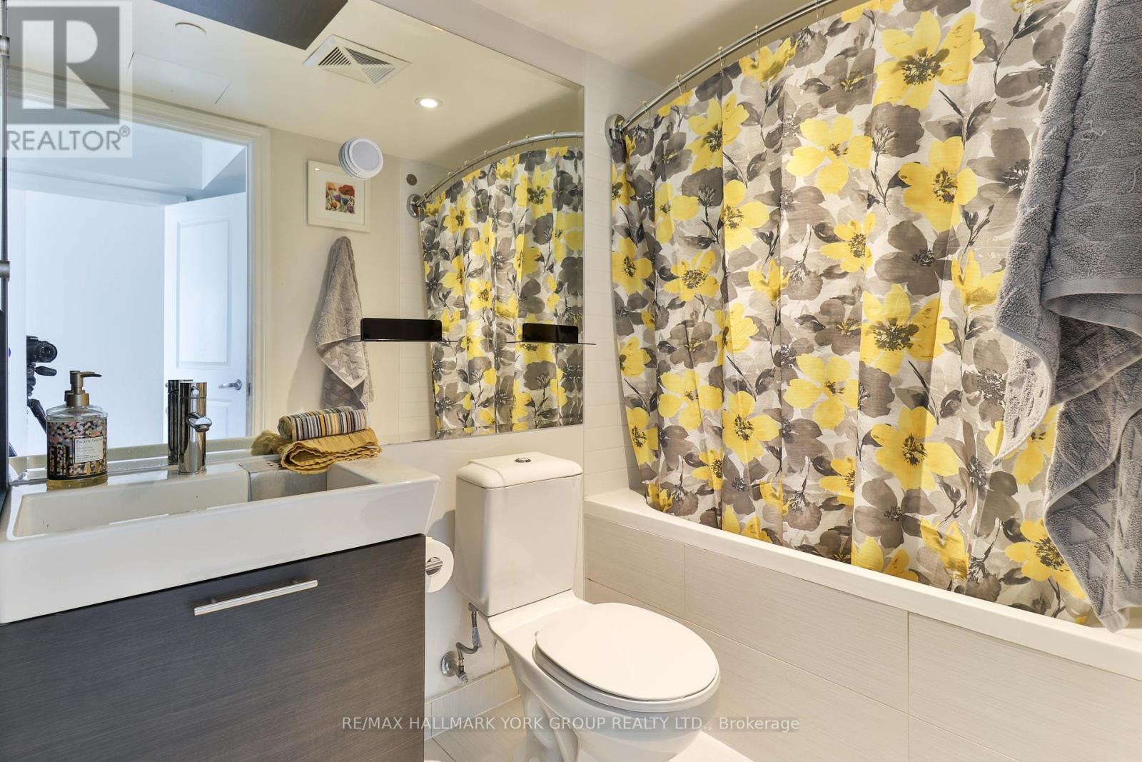 1607 - 386 Yonge Street, Toronto, Ontario  M5B 0A5 - Photo 12 - C12148215