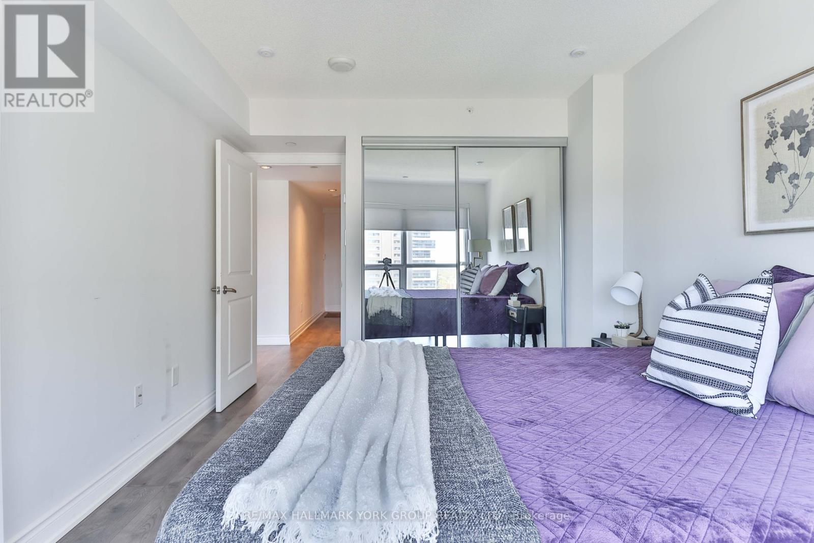 1607 - 386 Yonge Street, Toronto, Ontario  M5B 0A5 - Photo 14 - C12148215