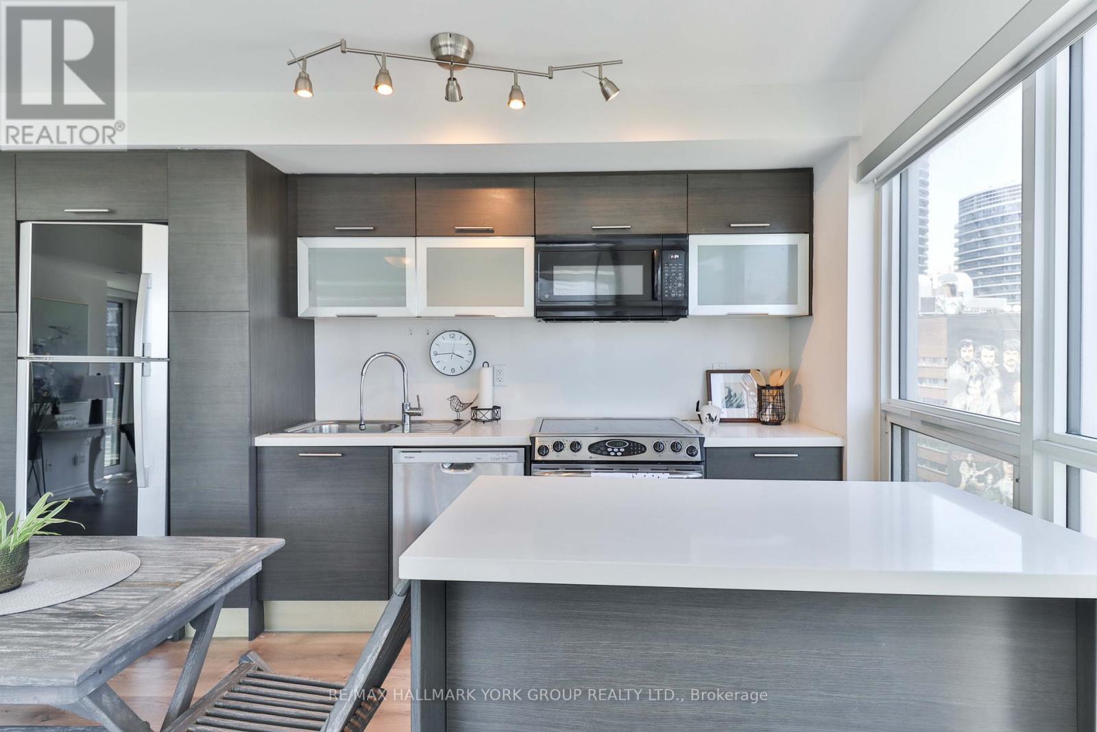 1607 - 386 Yonge Street, Toronto, Ontario  M5B 0A5 - Photo 7 - C12148215